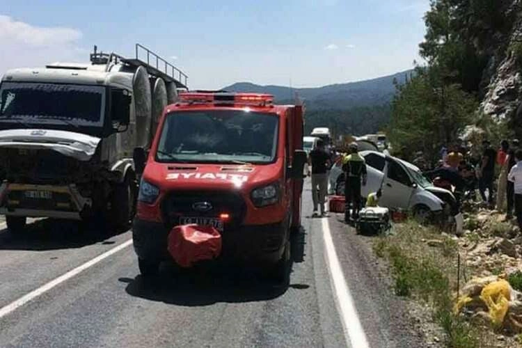 Denizli karayolunda kaza! Otomobil ile kamyon çarpıştı haberinin görseli