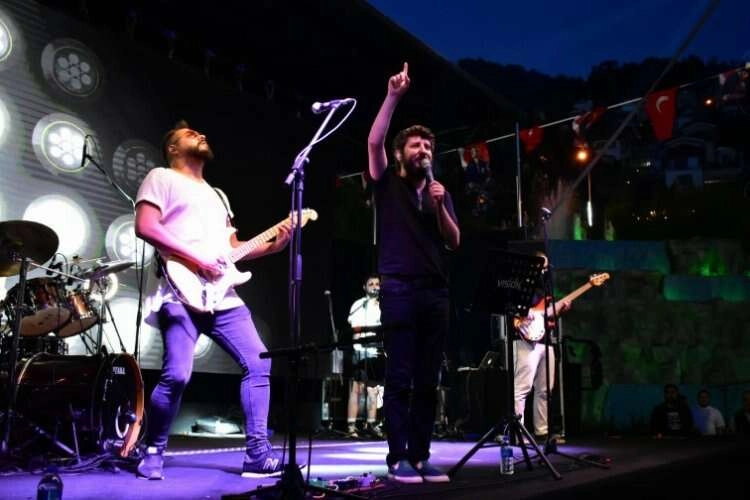 Balçova'da gençlere moral konseri haberinin görseli