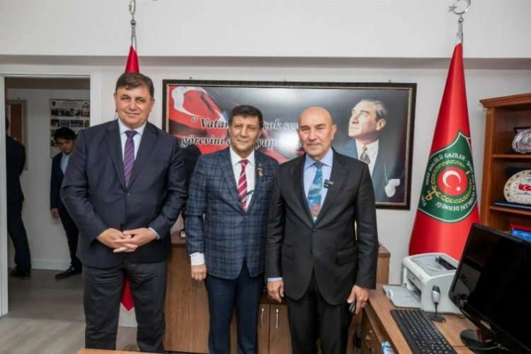 Tunç Soyer gazi ve şehit ailelerini ziyaret etti haberinin görseli