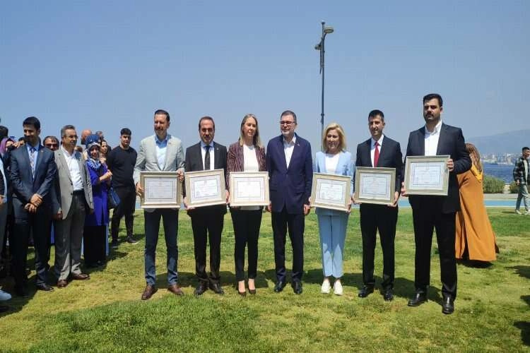 AK Parti İzmir'in yeni vekilleri mazbatalarını teslim aldı haberinin görseli