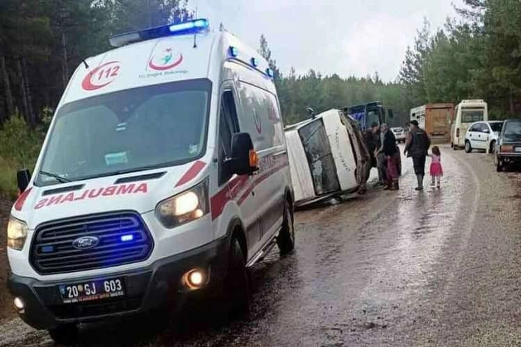 Denizli'de kaza! İşçi minibüsü devrildi haberinin görseli