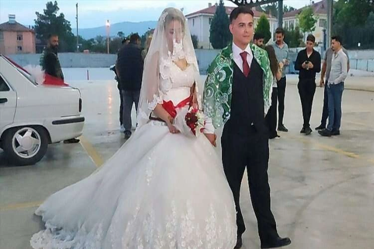 Depremde yakınlarını kaybeden genç kız Denizli’de evlendi haberinin görseli