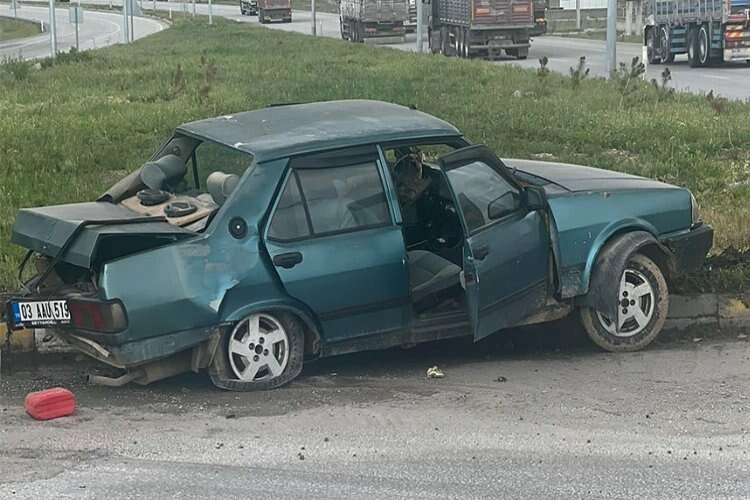 Afyonkarahisar'da kamyon ile otomobil çarpıştı haberinin görseli