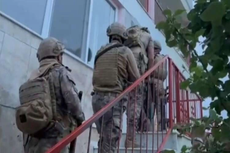 İzmir'de havadan ve karadan uyuşturucu operasyonu haberinin görseli