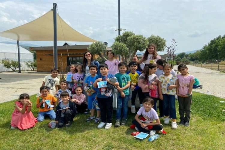 İzmir'de çocuklar fideleri toprakla buluşturuyor haberinin görseli