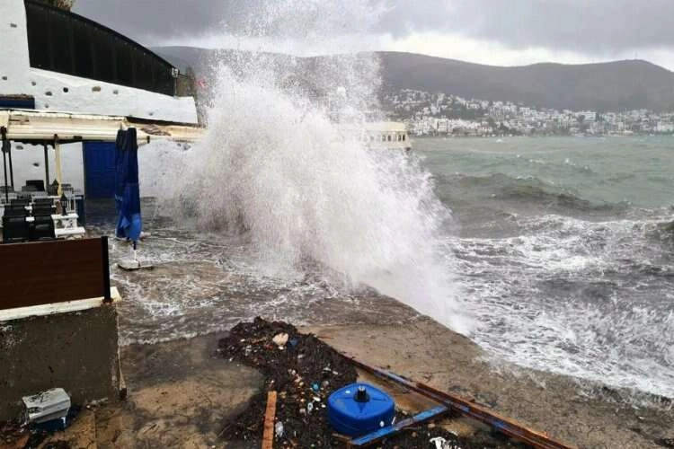 Marmaris-Finike arasında denizlerde fırtına var haberinin görseli