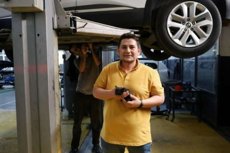 Otomobiline sıkışan yavru kediyi sahiplendi haberinin görseli