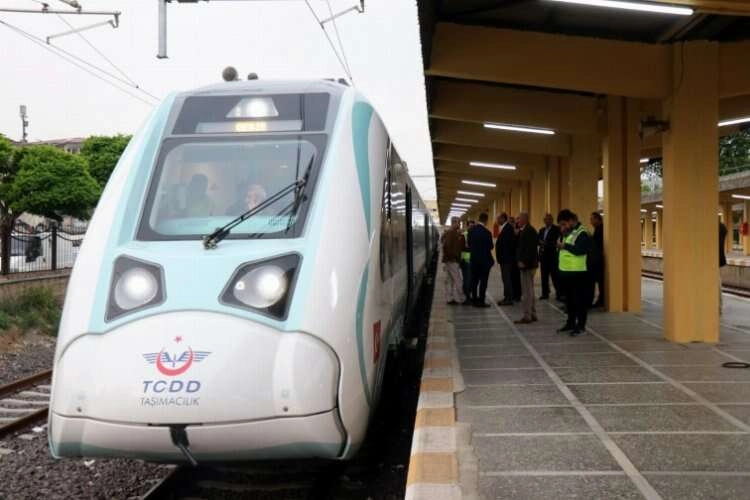 Yerli Elektrikli Tren seferlere başladı haberinin görseli
