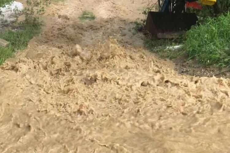 Sağanak yağış sonrası yollar dereye döndü haberinin görseli