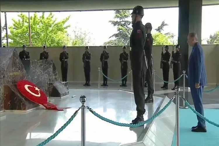 Cumhurbaşkanı Erdoğan'dan Menderes'in anıt mezarına ziyaret haberinin görseli