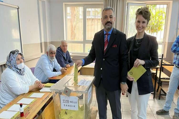 CHP'li Aslanoğlu İzmir'de oyunu kullandı haberinin görseli