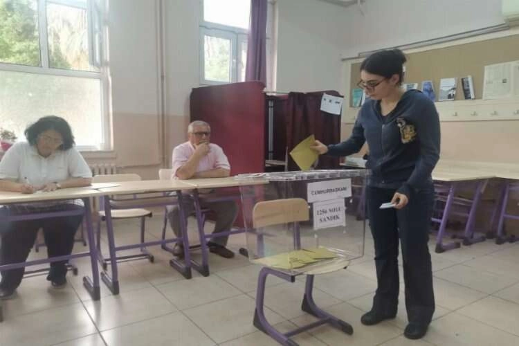 İzmir'de oy kullanma işlemleri başladı haberinin görseli