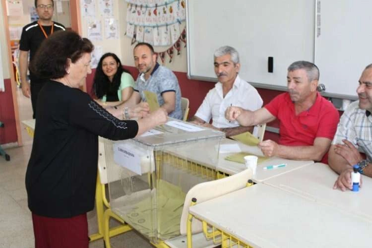 Aydın'da oy kullanma işlemi başladı haberinin görseli
