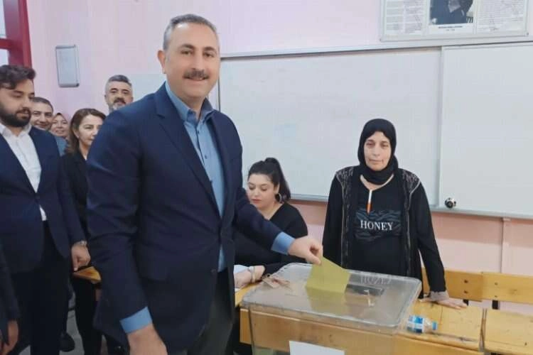 Eski Adalet Bakanı Abdulhamit Gül, oyunu kullandı haberinin görseli