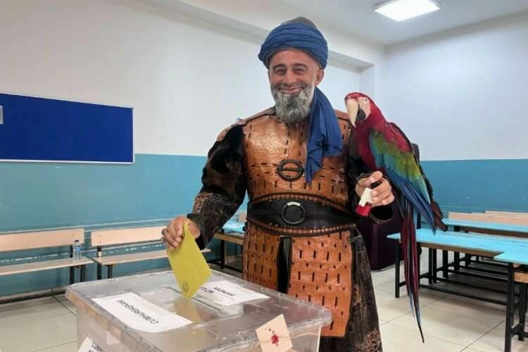 İstanbullu vatandaş, papağanıyla oy kullanmaya gitti haberinin görseli