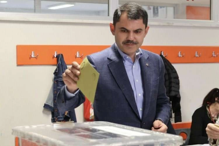 Bakan Kurum İstanbul'da oyunu kullandı  haberinin görseli