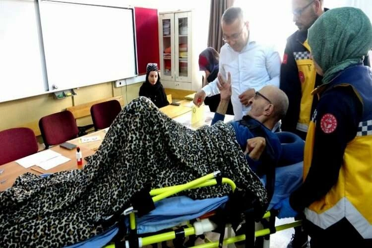 Muğla'da oy kullanmaya sedye ile getirildi haberinin görseli