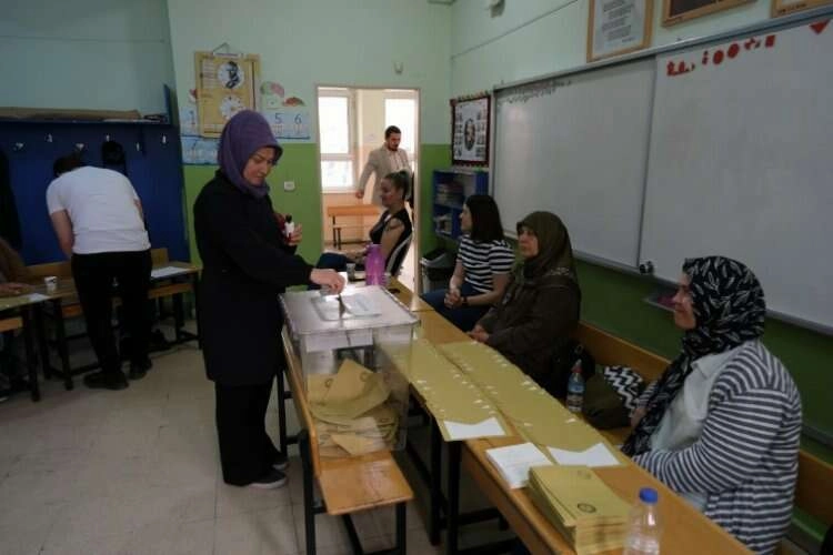 Manisa'da seçmen ikinci tur için sandık başına gitti haberinin görseli