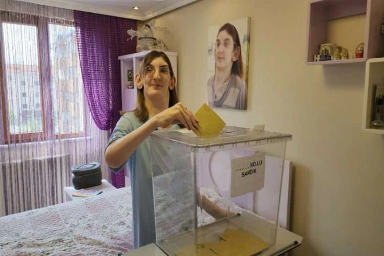Dünyanın en uzun boylu kadını oyunu kullandı haberinin görseli