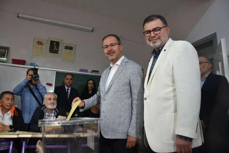 Bakan Kasapoğlu İzmir'de oyunu kullandı haberinin görseli