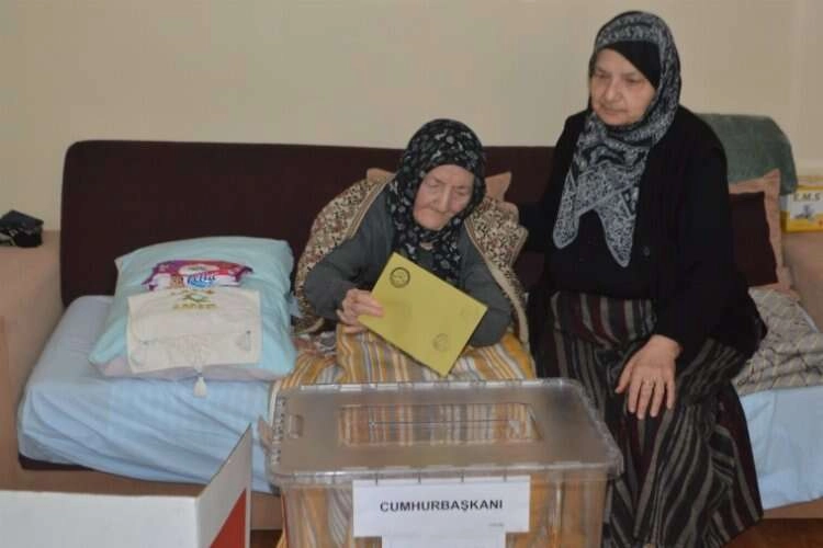 Kütahya'da hastalar için seyyar sandık uygulaması haberinin görseli