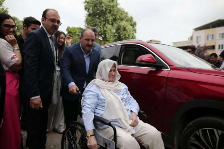 Bakan Mustafa Varank'tan anlamlı hareket haberinin görseli