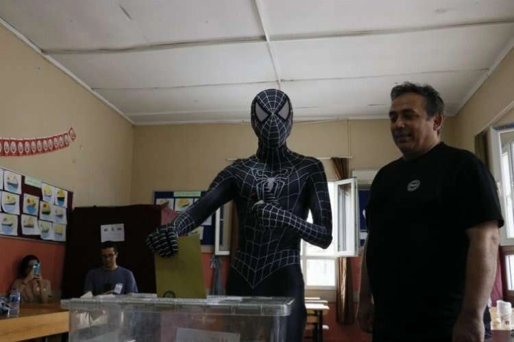 Adana'da örümcek adam sandık başında haberinin görseli