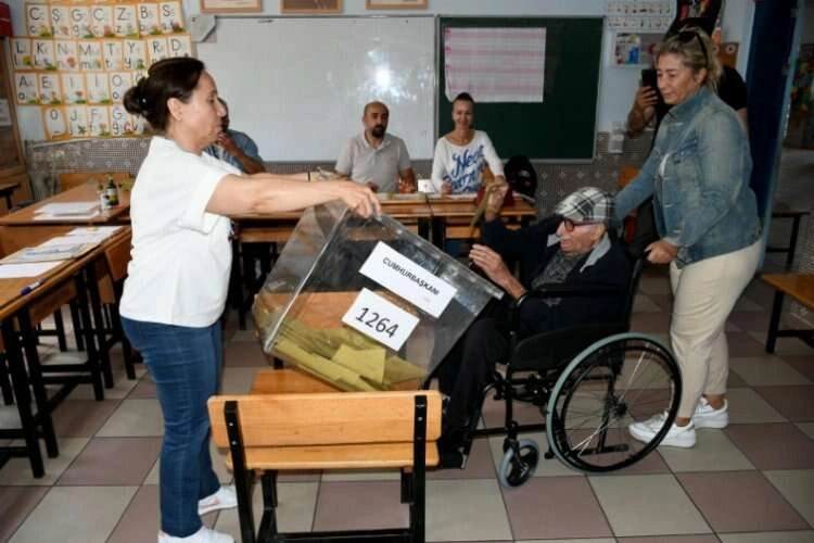 Aydın'da 95 yaşındaki Sabri dede oy kullandı haberinin görseli