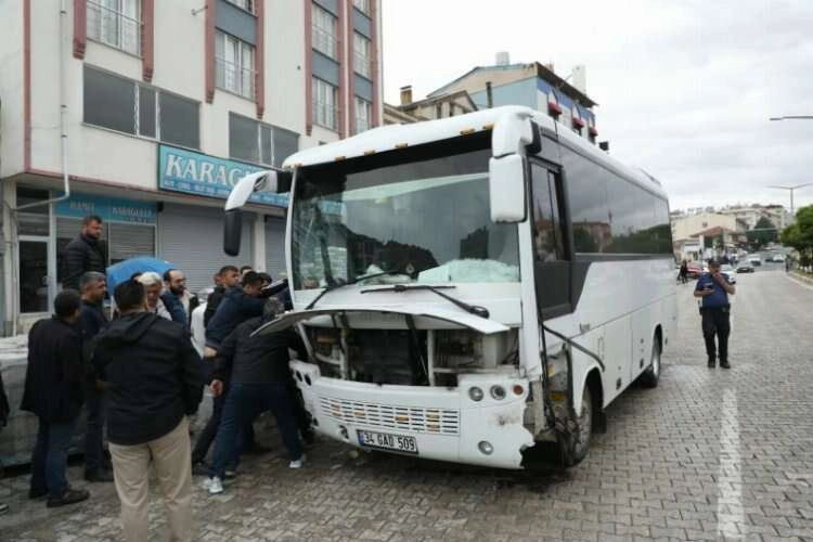 Malatya'da kaza ! Midibüs trafiğe daldı haberinin görseli