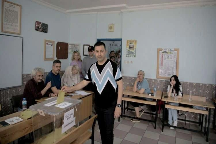 Kuşadası Belediye Başkanı Günel, oyunu kullandı haberinin görseli