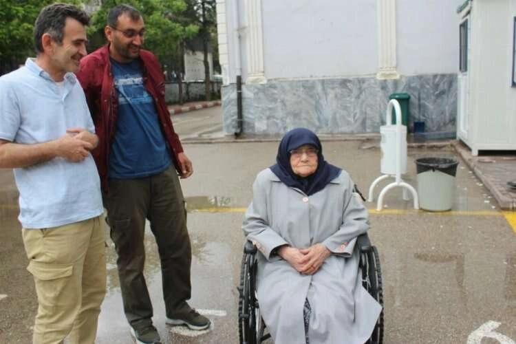 98 yaşındaki kadın sandığa gidip demokrasi örneği sergiledi haberinin görseli