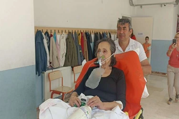 Hastaneden oy kullanmak için oksijen tüpüyle geldi haberinin görseli