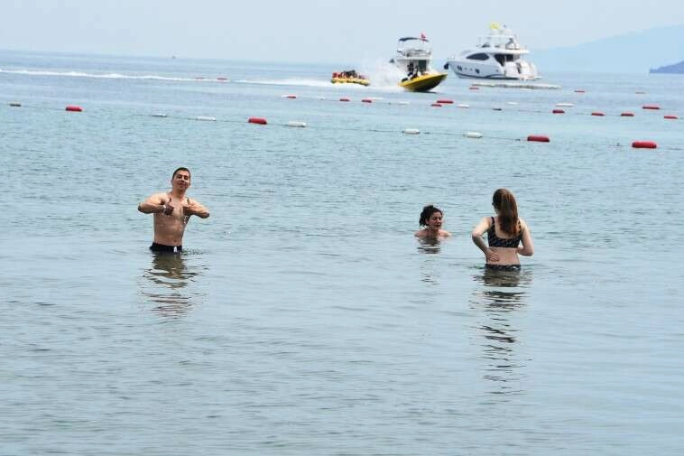 Bodrum’da oyunu kullanan denize akın etti 