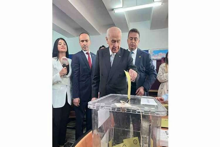 MHP Genel Başkanı Devlet Bahçeli oyunu kullandı haberinin görseli