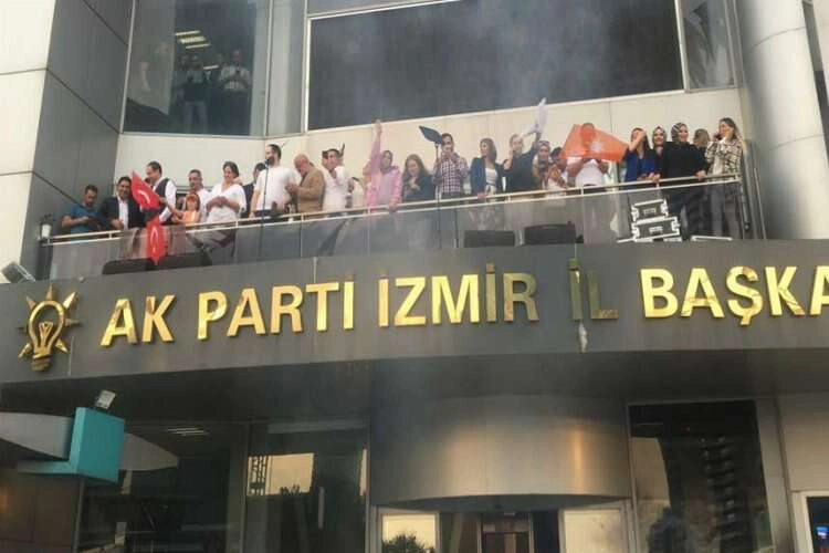 AK Parti İzmir'de kutlamalar başladı haberinin görseli