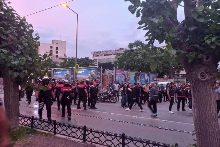 CHP’nin İzmir seçim ofisi önünde arbede haberinin görseli