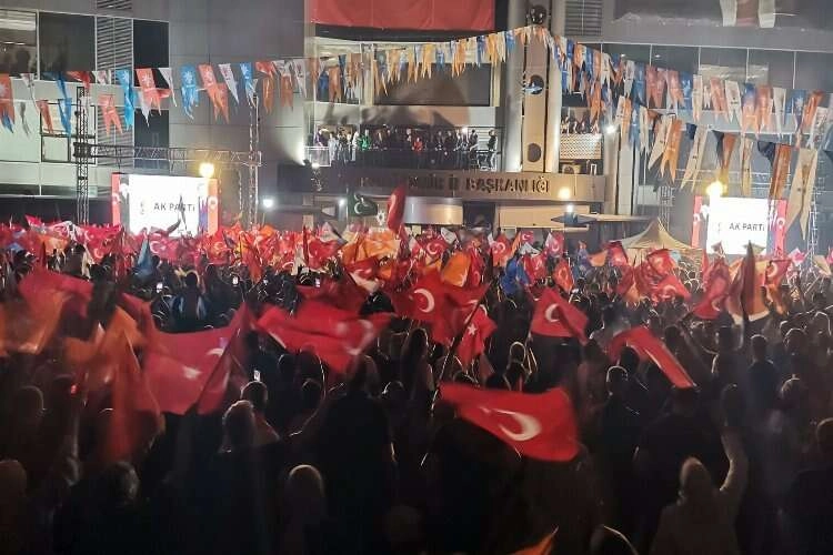 Cumhurbaşkanı Erdoğan için İzmir'de coşkulu kutlama haberinin görseli