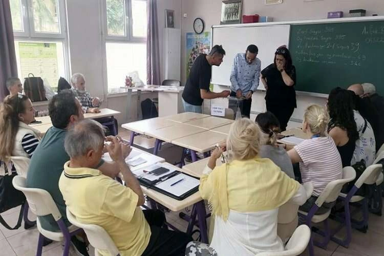 İzmir'de sandıklar açılmaya başlandı haberinin görseli
