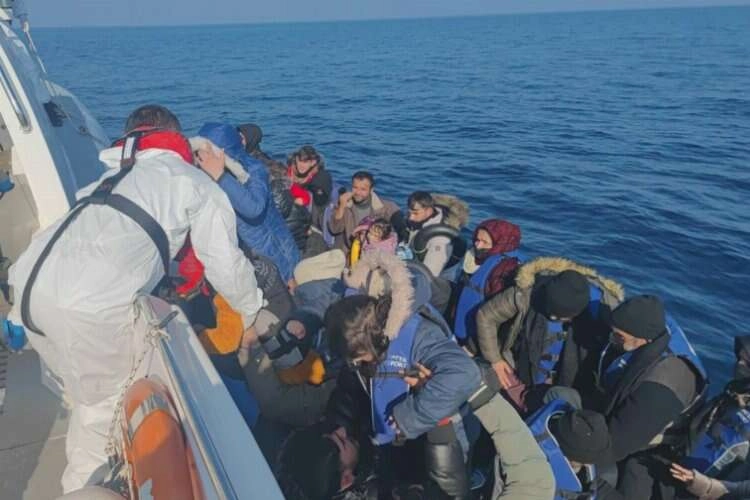 Yunan ölüme itiyor, sahil güvenlik kurtarıyor haberinin görseli