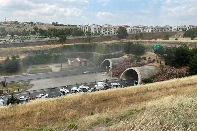 İzmir'de Bayraklı Tünelleri'nde tır yandı haberinin görseli