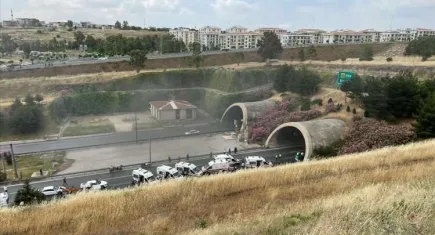 İzmir'de Bayraklı Tünelleri'nde tır yandı