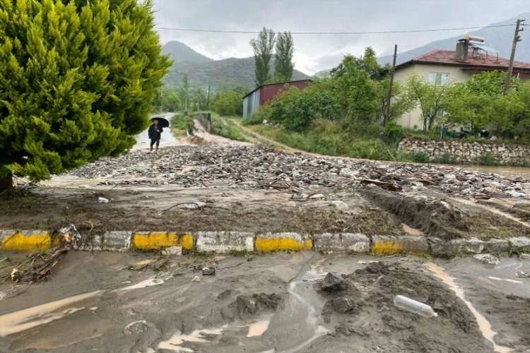 Denizli'de sağanak hayatı olumsuz etkiledi haberinin görseli