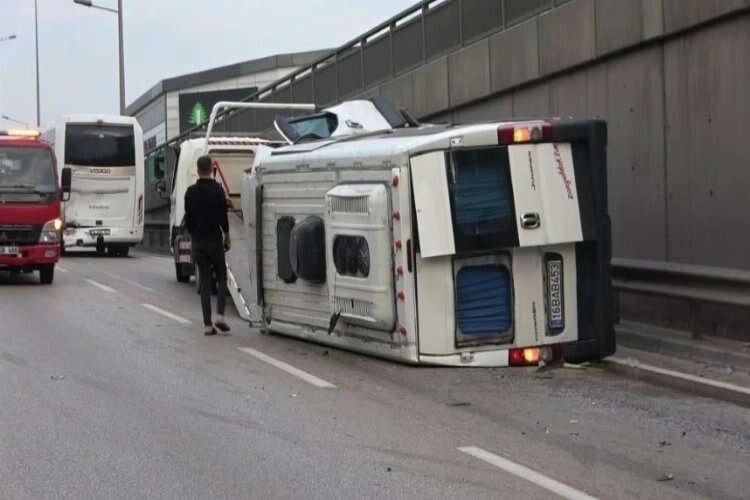 Bursa’da kontrolden çıkan ticari minibüs devrildi haberinin görseli