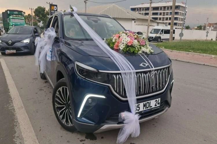 “Gemlik mavisi” TOGG İzmir’de gelin arabası oldu haberinin görseli