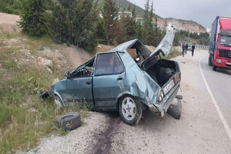 Takla atan otomobil metal yığınına döndü haberinin görseli
