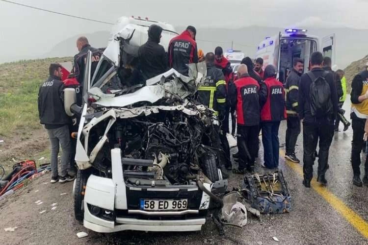 Sivas’ta feci kaza! Servis aracı ile tır çarpıştı haberinin görseli