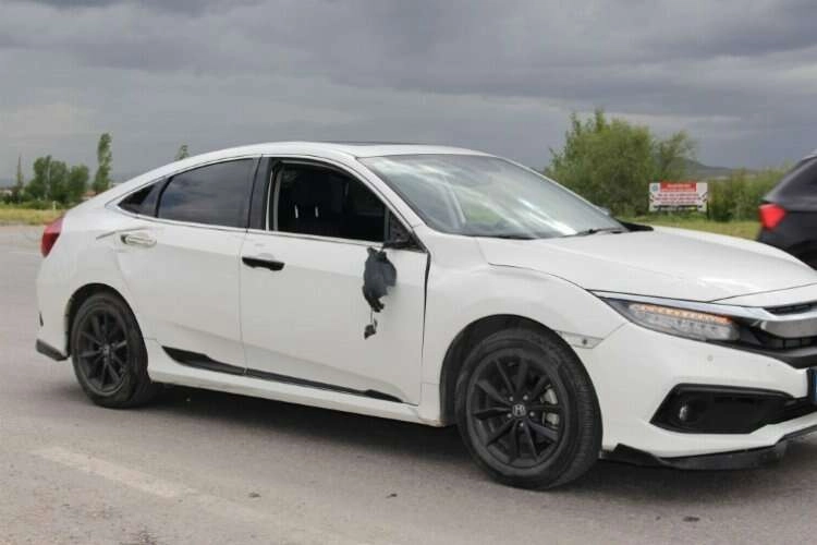 Plakasız kullandığı motosiklet ile otomobile çarptı haberinin görseli