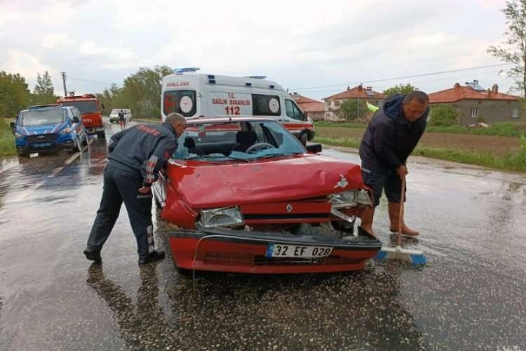 Afyonkarahisar'da kaza! Minibüs otomobille çarpıştı haberinin görseli