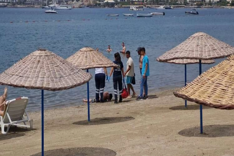 Denize giren genç, az kalsın boğuluyordu haberinin görseli