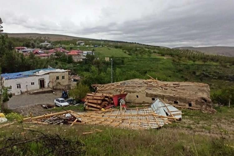 Kahramanmaraş'ta şiddetli rüzgar çatıları uçurdu haberinin görseli